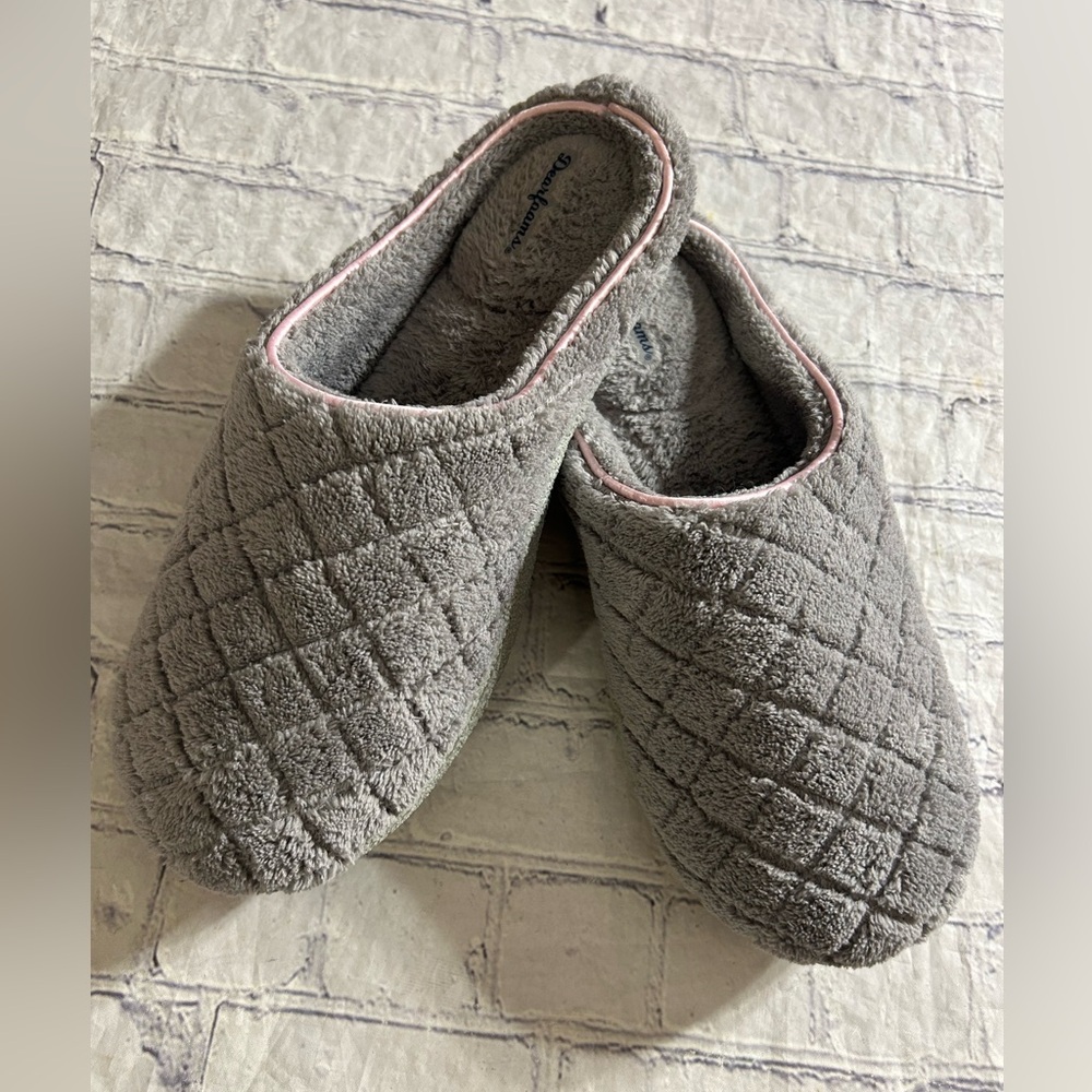 DEARFOAMS LESLIE QUILTED TERRYCLOTH WOMEN’S GRAY WITH PINK SATIN TRIM SLIPPERS L